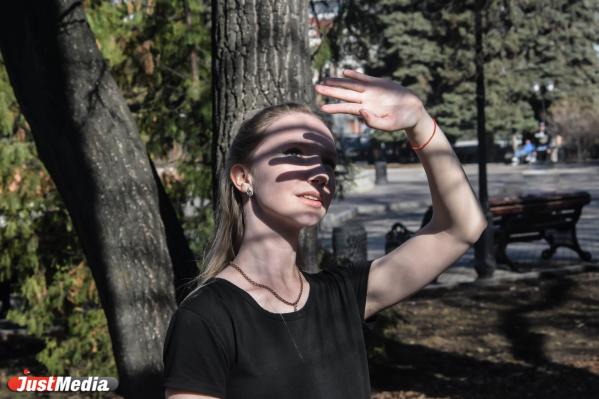 Виктория Дмитриева, студентка: «Погода очень радует. Весна – мое любимое время года». В Екатеринбурге 15 градусов - Фото 4