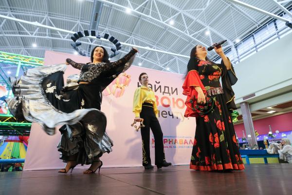В Екатеринбурге Масленица завершилась танцами и поеданием блинов на скорость - Фото 5