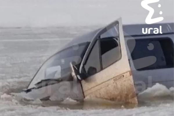 Несколько машин провалилось под лед на реке Косьва в Пермском крае - Фото 3