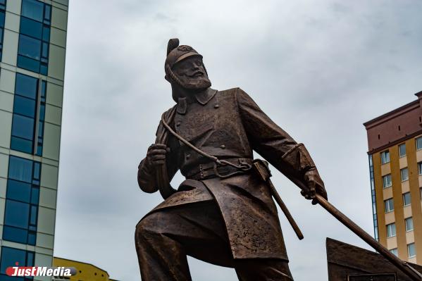 В Екатеринбурге установили памятник работникам МЧС - Фото 2