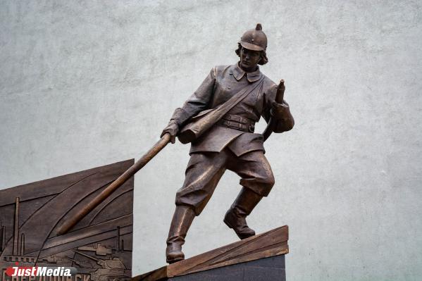 В Екатеринбурге установили памятник работникам МЧС - Фото 4
