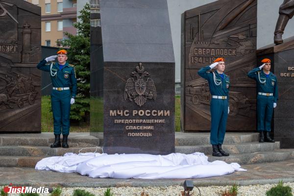 В Екатеринбурге установили памятник работникам МЧС - Фото 6