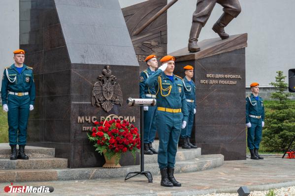 В Екатеринбурге установили памятник работникам МЧС - Фото 8