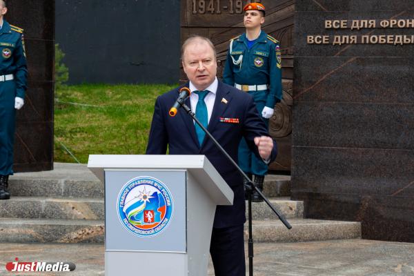 В Екатеринбурге установили памятник работникам МЧС - Фото 10