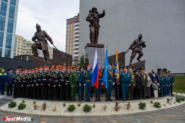 В Екатеринбурге установили памятник работникам МЧС - Фото 11