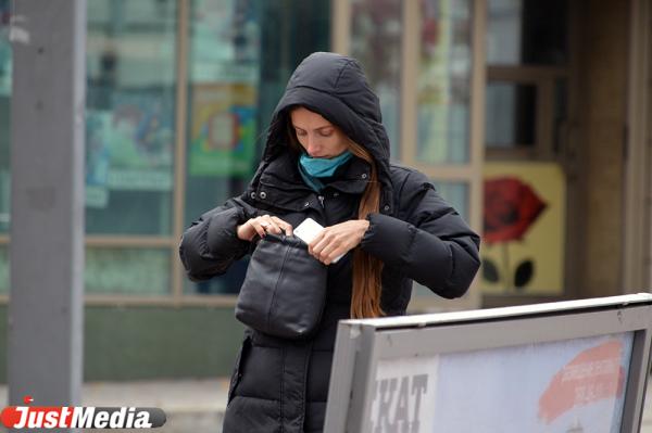 Закутываются в шарфы и куртки. Утепленный Екатеринбург в 10 фотографиях - Фото 7