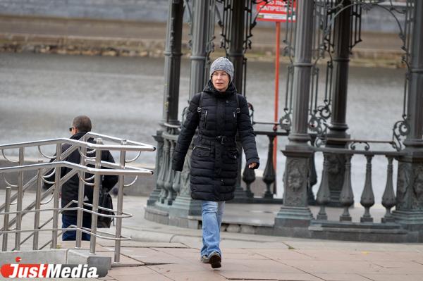 Закутываются в шарфы и куртки. Утепленный Екатеринбург в 10 фотографиях - Фото 12