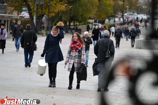 Закутываются в шарфы и куртки. Утепленный Екатеринбург в 10 фотографиях - Фото 2