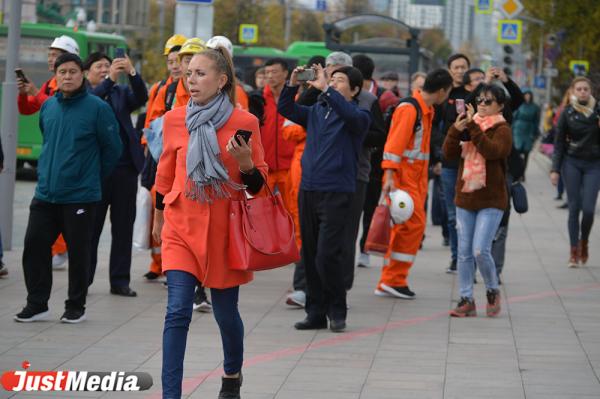 Закутываются в шарфы и куртки. Утепленный Екатеринбург в 10 фотографиях - Фото 6