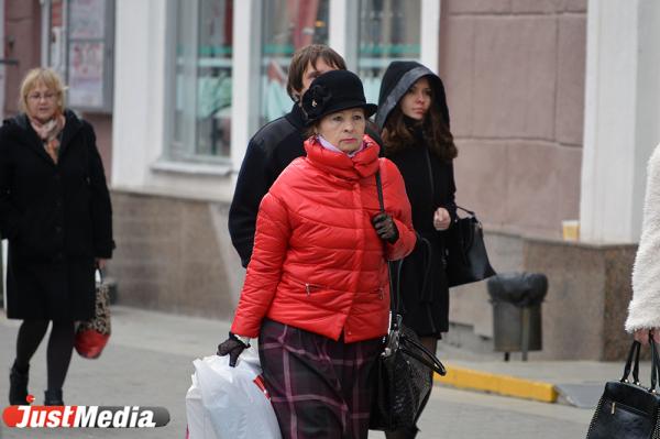 Закутываются в шарфы и куртки. Утепленный Екатеринбург в 10 фотографиях - Фото 9