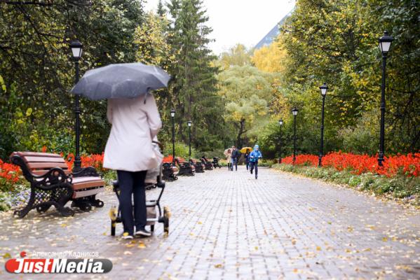 В Екатеринбурге бабье лето резко сменилось дождями и холодом. Смотрим с JustMedia.ru, насколько горожане готовы к осени - Фото 2