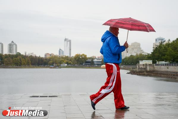В Екатеринбурге бабье лето резко сменилось дождями и холодом. Смотрим с JustMedia.ru, насколько горожане готовы к осени - Фото 6
