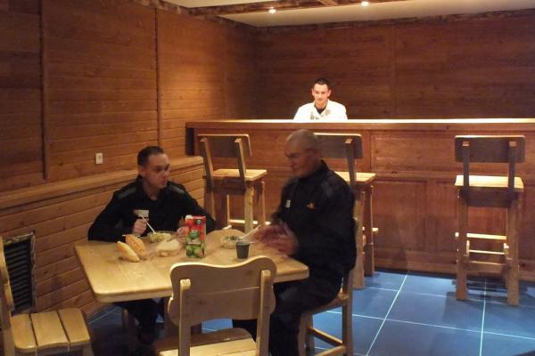 На Урале открылось кафе, в котором насильники и убийцы могут отвлечься от серых будней - Фото 2