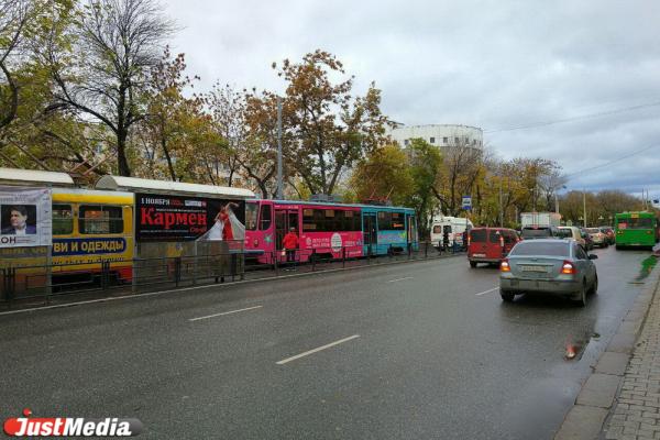 В Екатеринбурге на проспекте Ленина встали трамваи из-за пассажирки, которой стало плохо - Фото 2