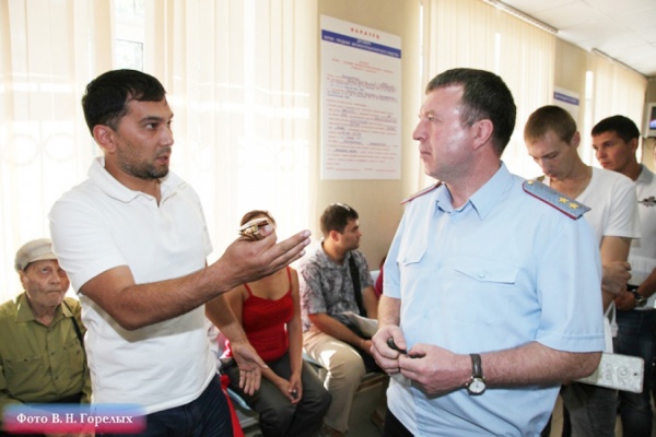 Михаил Бородин совершил «необъявленный визит» в подразделения полиции. Руководству МРЭО досталось за очереди и отсутствие туалета - Фото 1