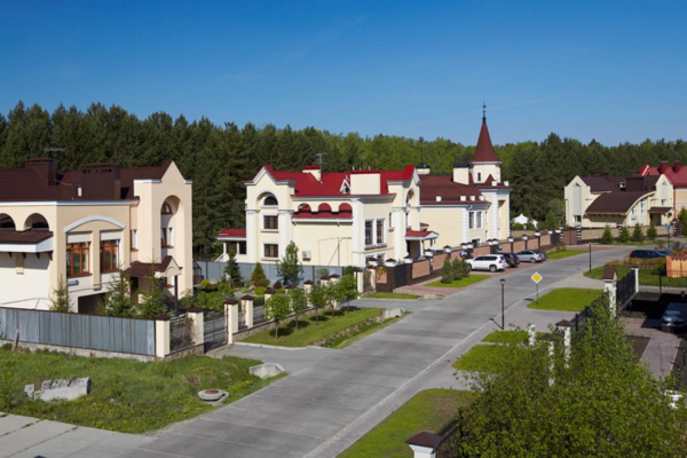 Последние элитные коттеджи: застройщики заканчивают очередной этап освоения Чусовского тракта - Фото 1