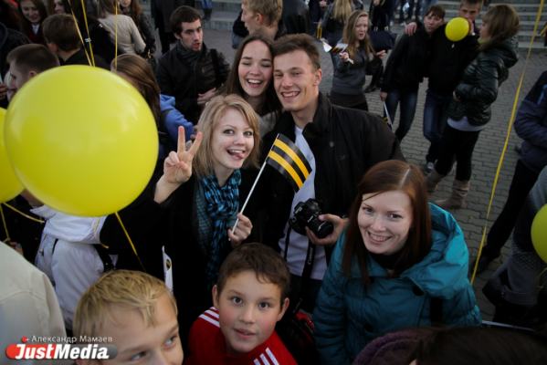 Полосатый шар-фонтан, «Uma2rmaH» и огромная «симка»: «Билайн» отметил двойной праздник концертом и флешмобом - Фото 1