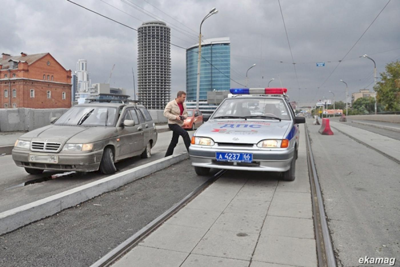 Блоггеры предупреждают автомобилистов о ловушке на Макаровском мосту. Убирать ее мэрия отказалась - Фото 1