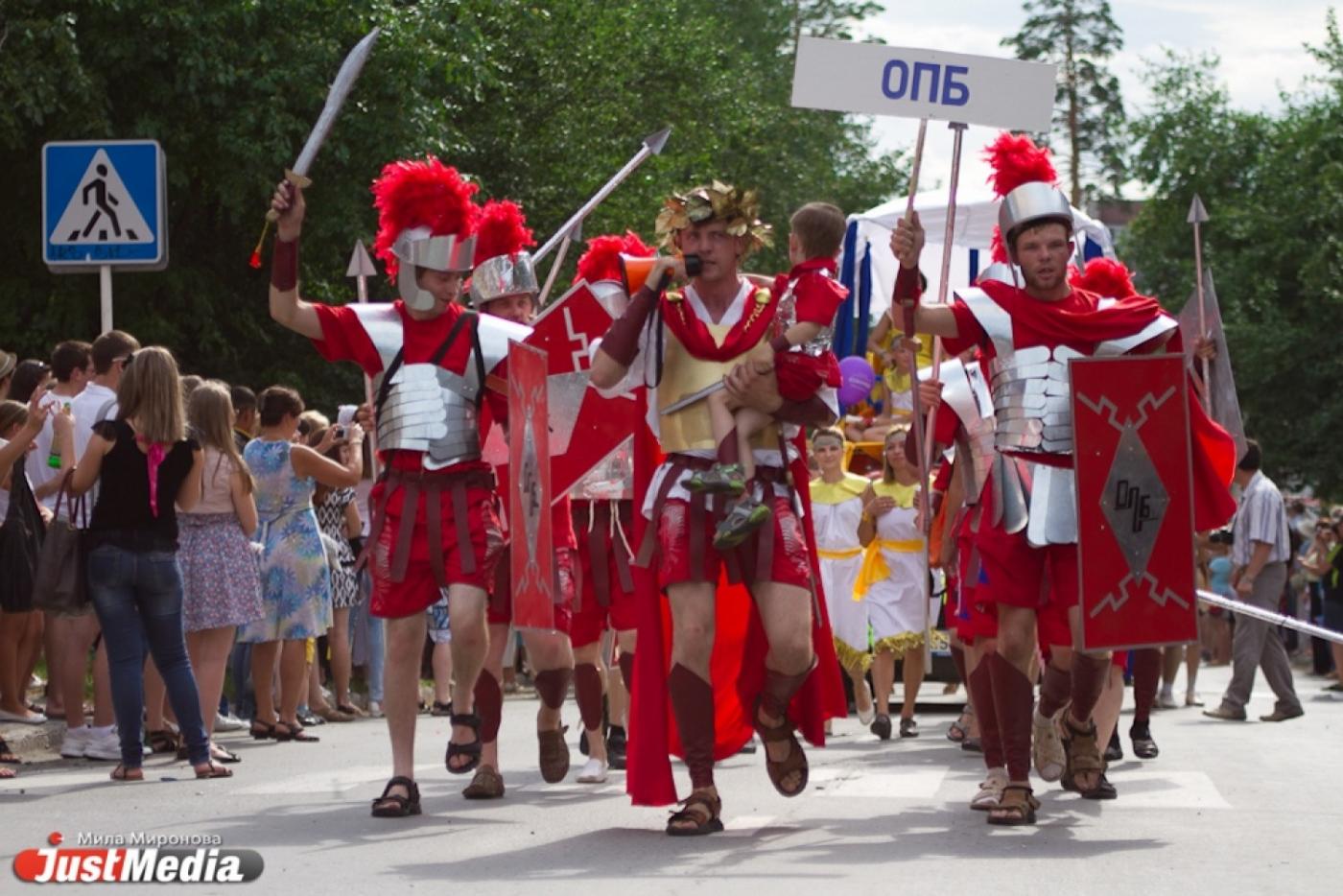 Якоб с Поруновым в костюмах Татищева и де Геннина и горожане-чернорабочие: День города в Екатеринбурге предлагают отметить карнавалом - Фото 1