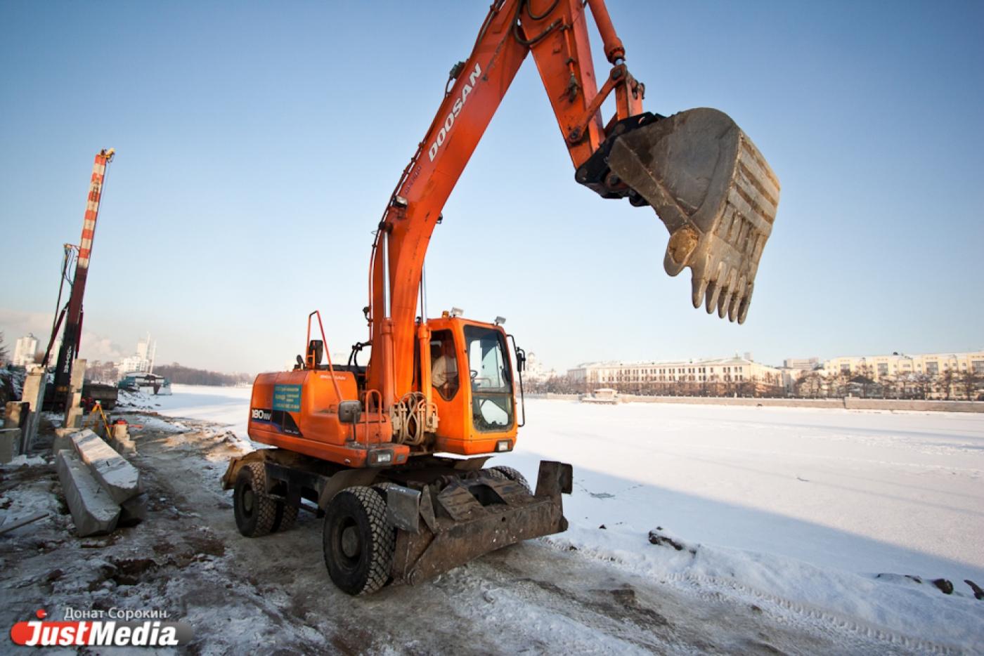 Реконструкция набережной продолжается! В берег вбито уже 300 свай, обнаружены старинная кладка дома и несколько монет 1812 года - Фото 1