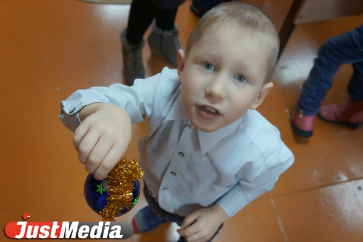 Надежда на чудо от Деда Мороза. В детских домах оформляют елочные шары и загадывают желания - Фото 1