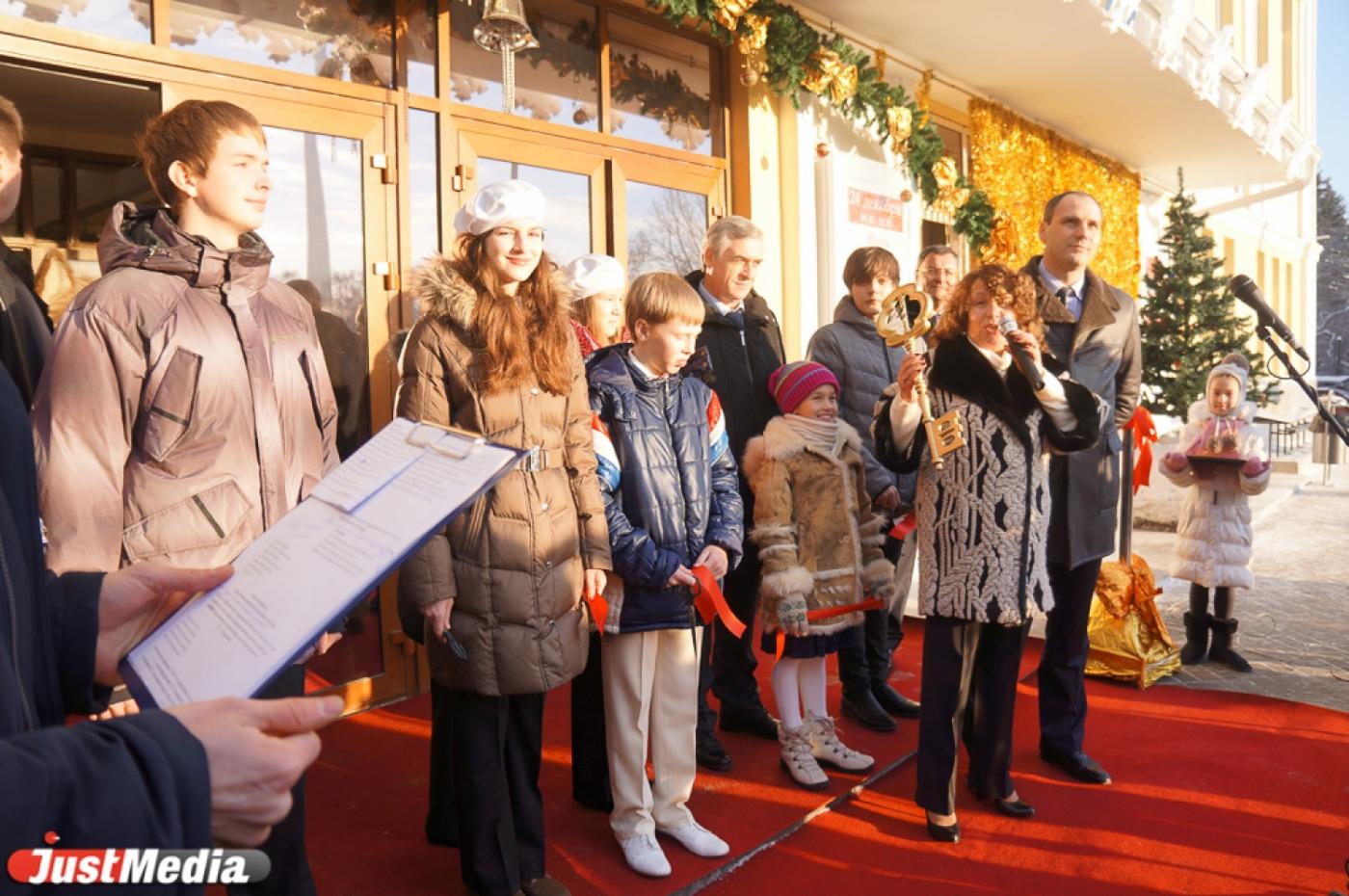 Светильник из смеющихся мыльных пузырей, мохнатый кот, ириски и шампанское — в Екатеринбурге вновь открылась детская филармония - Фото 1