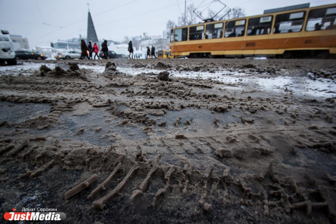 Провал программы «Столица». Мэрия не может справиться с рядовым снегопадом — проспект Ленина сузился на целую полосу - Фото 1