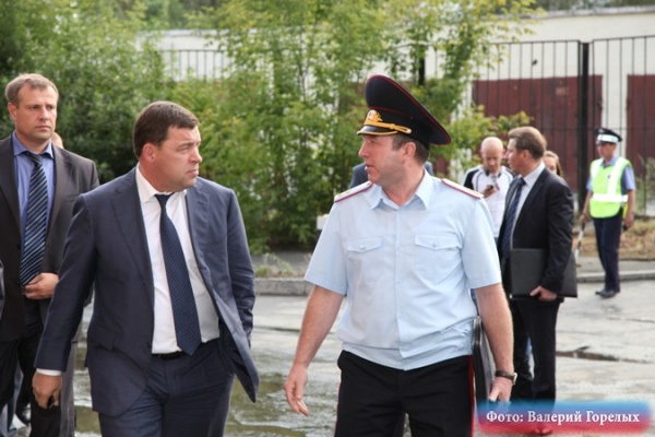 Евгений Куйвашев намерен чаще заглядывать к своему участковому: губернатору понравился отчет полиции перед населением - Фото 1