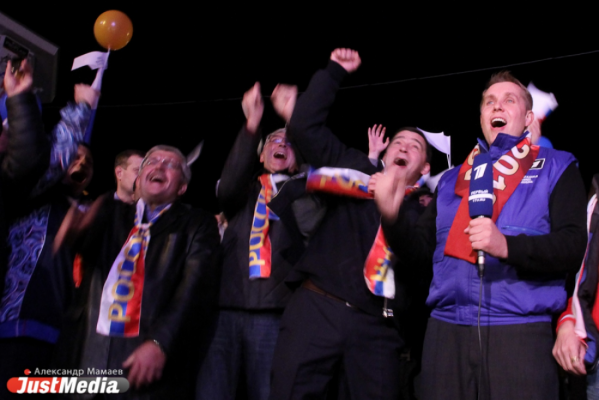 Екатеринбург примет ЧМ-2018! Куйвашев радовался на Вайнера: обнимал Якоба и обещался на концерт «Чайфа»  - Фото 1