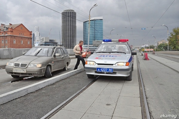 Блоггеры предупреждают автомобилистов о ловушке на Макаровском мосту. Убирать ее мэрия отказалась - Фото 1