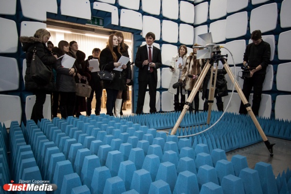 От сессии до сессии: старшеклассникам показали, как в УрФУ выращивают «наноелки» и читают книги Татищева и Пушкина  - Фото 1