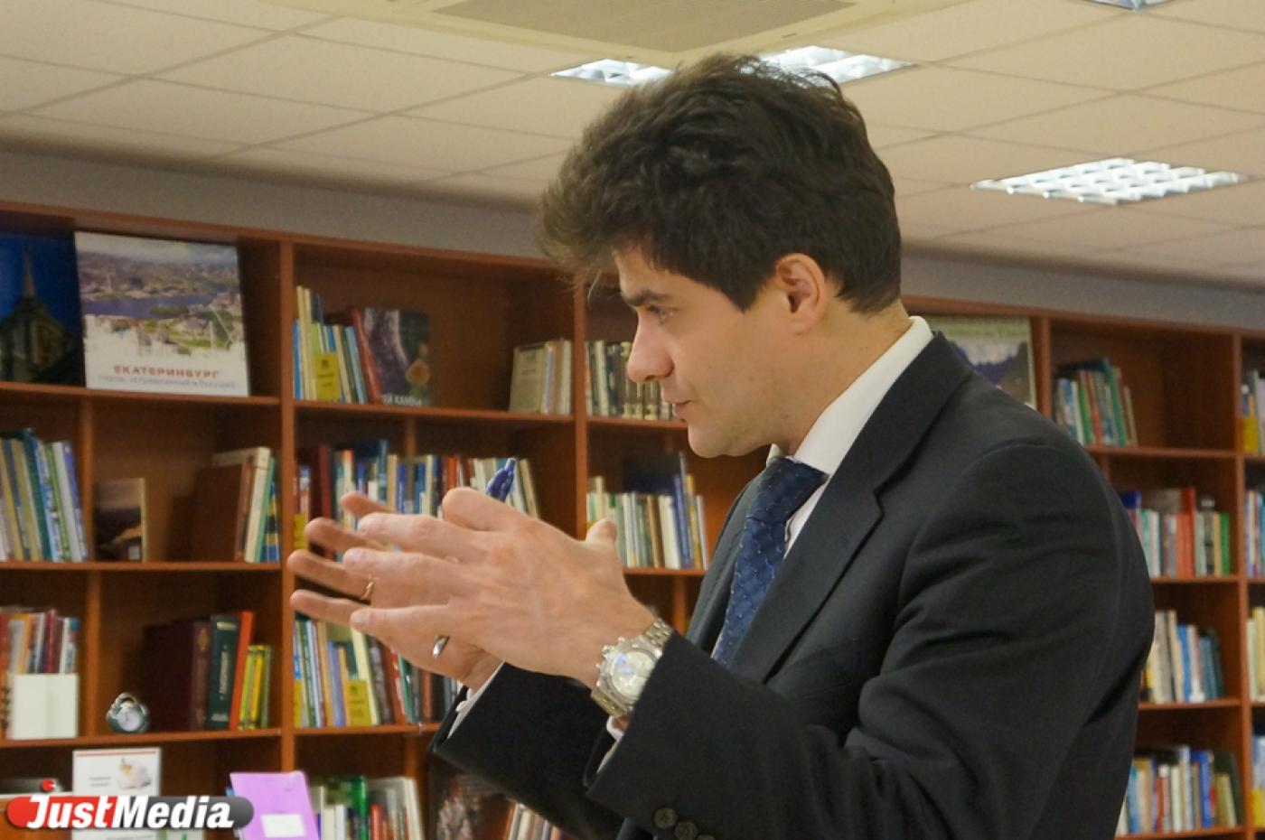 Высокинский «снимает шляпу перед горожанами»: жители Екатеринбурга за месяц собрали в дар подводникам более 10 тысяч книг - Фото 1