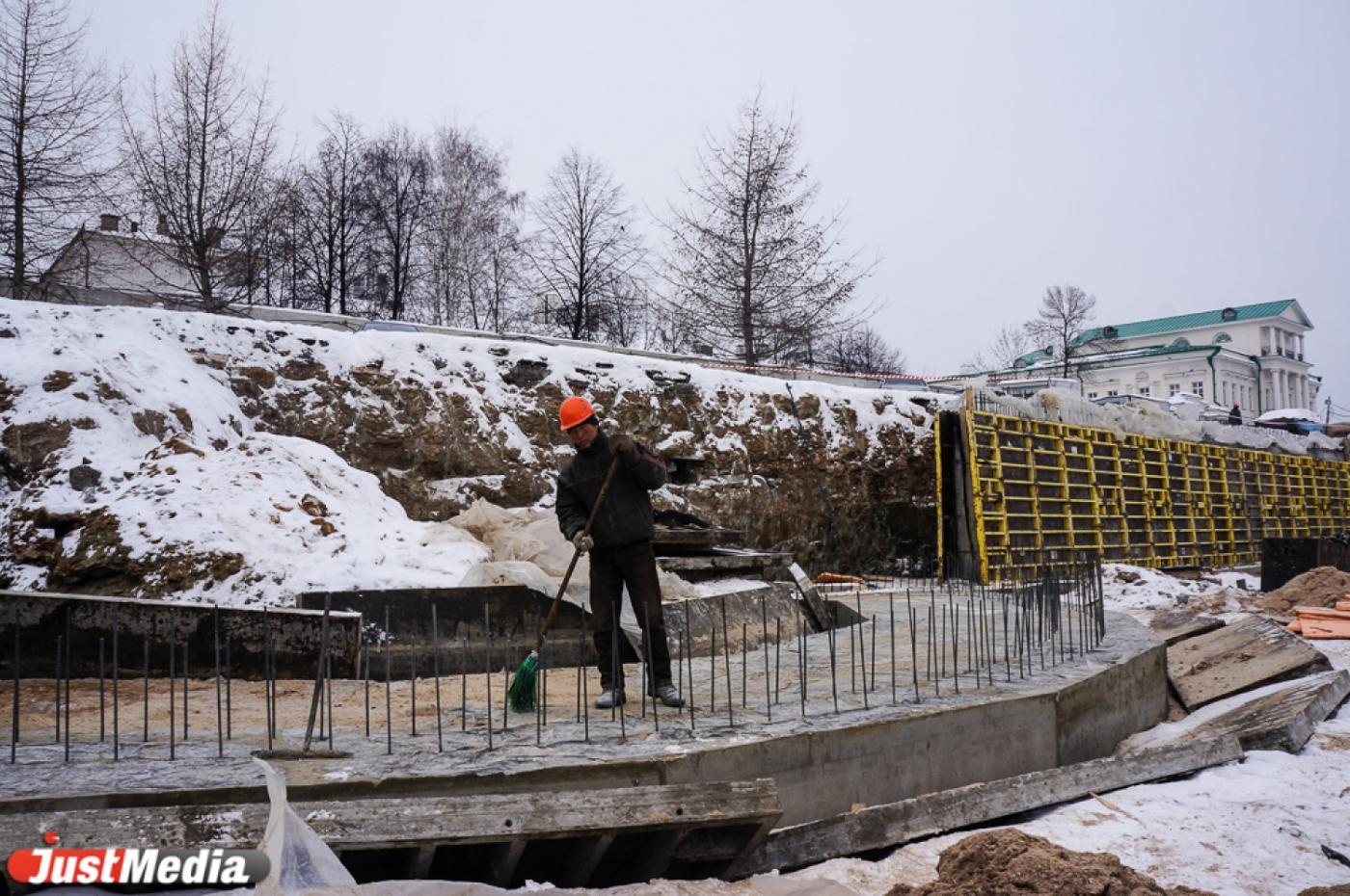 Готовьте «капсулу времени»! К середине апреля строители завершат облицовку берега городского пруда - Фото 1