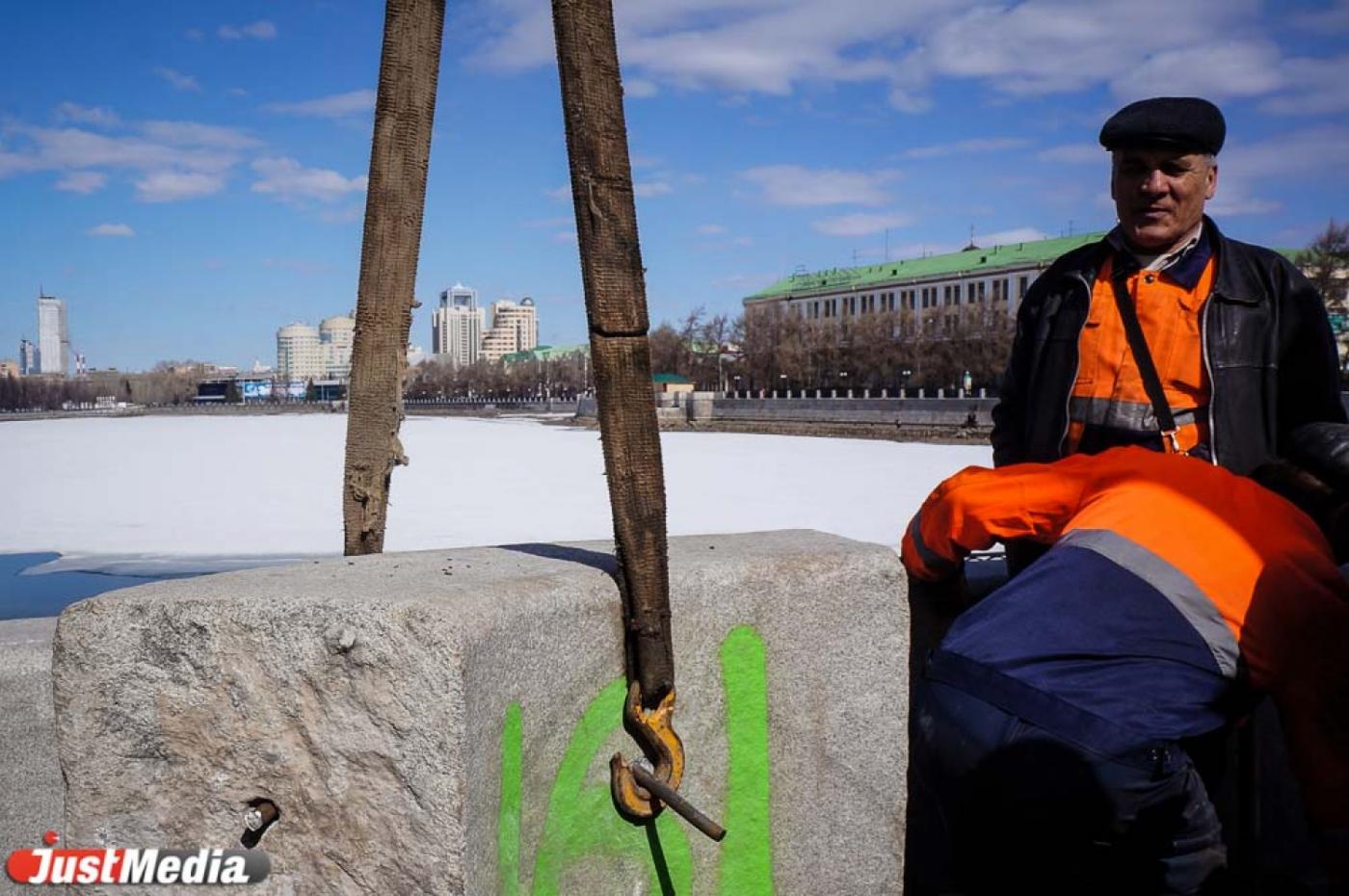 Гранитный блок набережной, который вандалы столкнули в городской пруд, встал на свое место - Фото 1