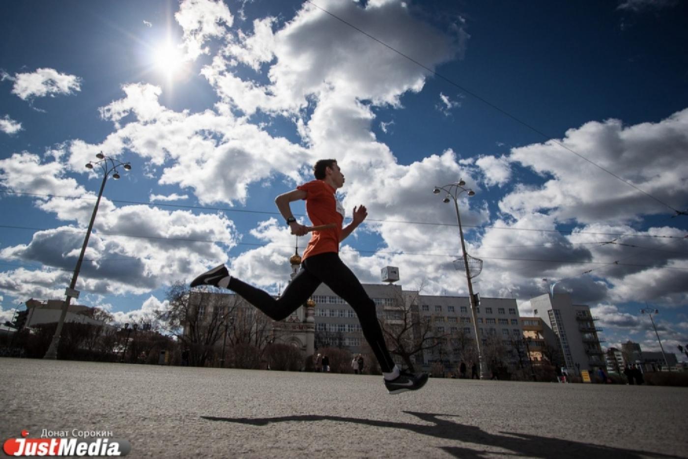 «Весна Победы». Три тысячи свердловчан открыли легкоатлетический сезон массовым забегом - Фото 1