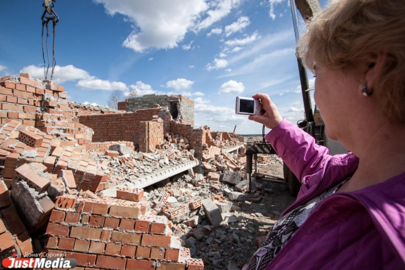 На берегу Шарташа снесли очередной незаконный многоквартирник. Ввод дома в эксплуатацию мог обернуться экологической катастрофой - Фото 1
