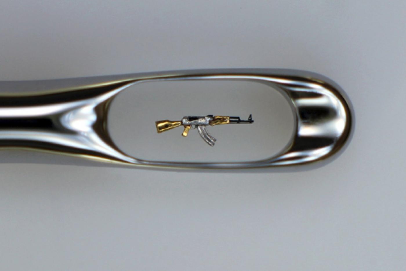 Такому нигде не научат! Уральский микроминиатюрист Юрий Деулин посадил Путина в игольное ушко и загнал автомобиль в жемчужину. СПЕЦПРОЕКТ - Фото 1