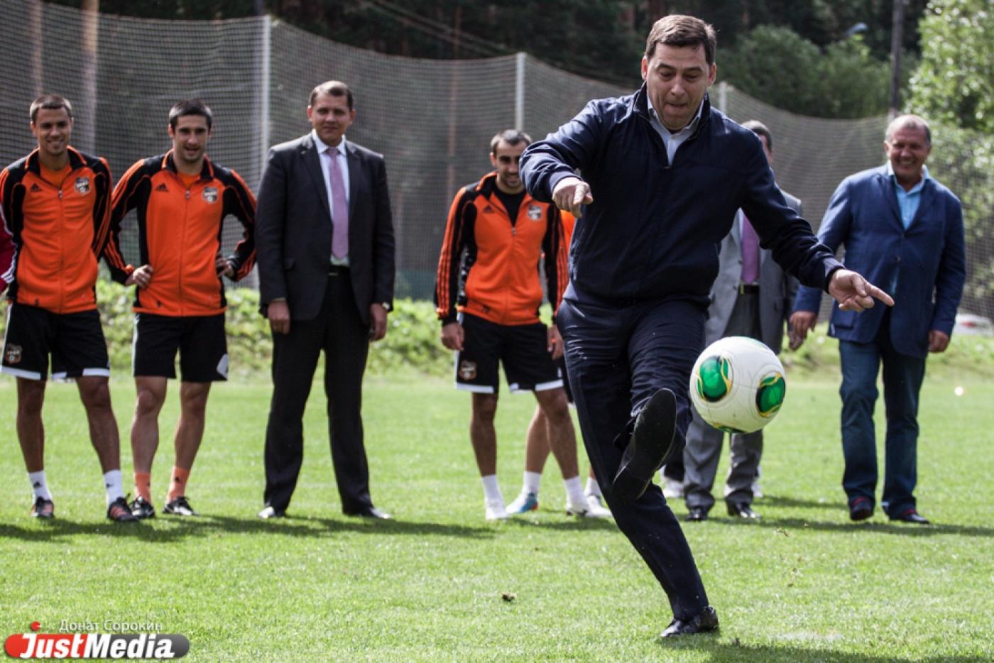 Евгений Куйвашев попробовал забить мяч в ворота «Урала» и попросил билетик на матч с ЦСКА - Фото 1