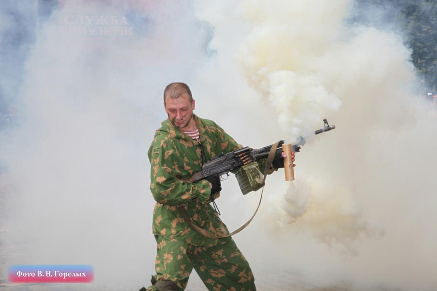 «Служба дни и ночи»: в парке Маяковского сегодня задерживали «вооруженных преступников» и давали подержать в руках боевое оружие - Фото 1