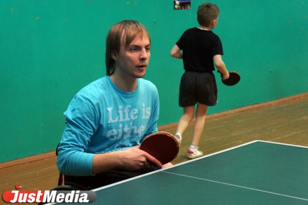 Невозможное возможно: уральский теннисист выигрывает соревнования, сидя в коляске - Фото 1