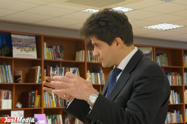 Высокинский «снимает шляпу перед горожанами»: жители Екатеринбурга за месяц собрали в дар подводникам более 10 тысяч книг - Фото 1