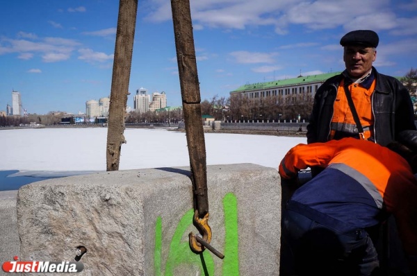 Гранитный блок набережной, который вандалы столкнули в городской пруд, встал на свое место - Фото 1