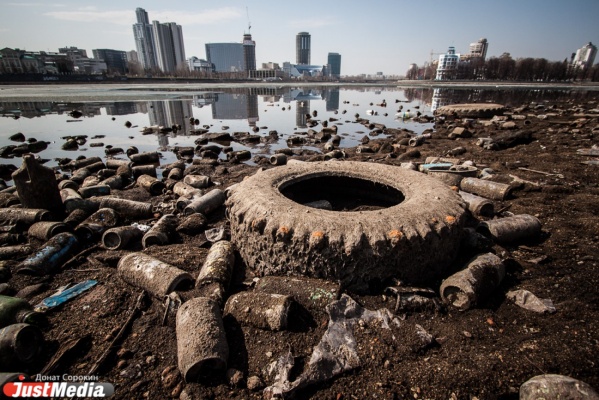 Гранатовый браслет и детский стульчик! А еще на дне городского пруда можно найти ржавые трубы, бетонные урны и пивные бутылки без счета - Фото 1