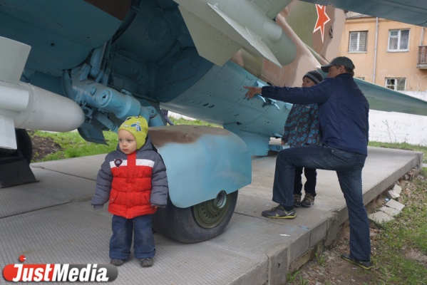 Военные ракеты, музыканты на стадионе и стихи в фотографиях. Самые неожиданные участники и экспонаты «Ночи Музеев» в Екатеринбурге - Фото 1