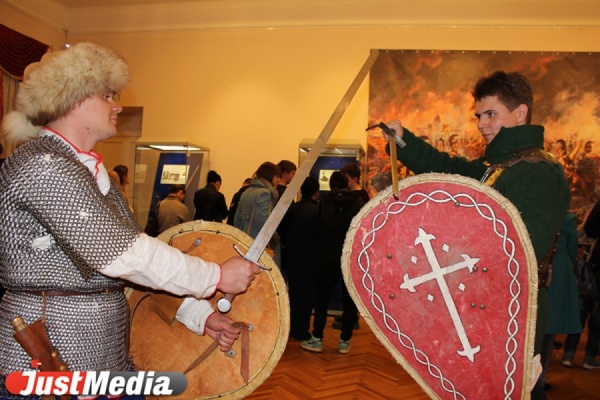 «Музейда тэн». В «Ночь музеев-2013» жители Екатеринбурга стали свидетелями боев, выстояли очереди к гадалкам и узнали чужие языки - Фото 1