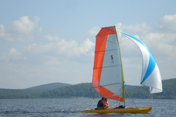 Урал — не сухопутный. На Таватуе прошла ежегодная парусная регата «Таватуйский меридиан» - Фото 1