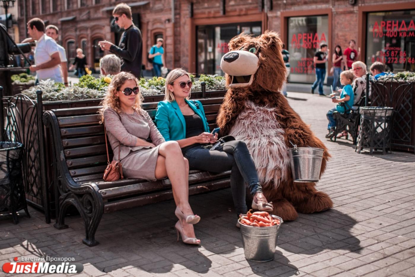 СПЕЦПРОЕКТ. В центре города чуть не избили медведя, который просил не курить  - Фото 1