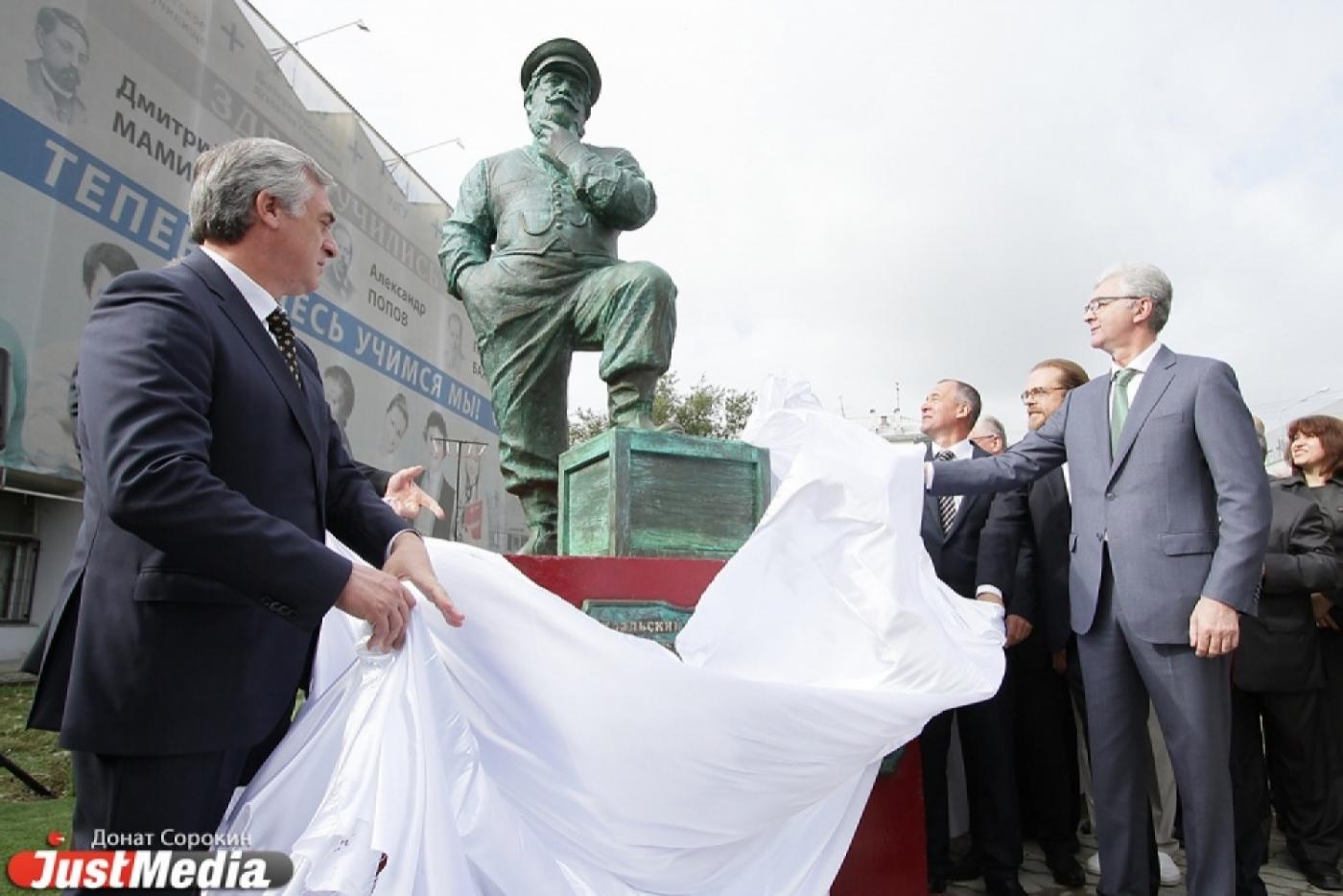 В Екатеринбурге открыли памятник уральскому предпринимателю. «Главное, чтобы он не стал надгробием областному бизнесу» - Фото 1