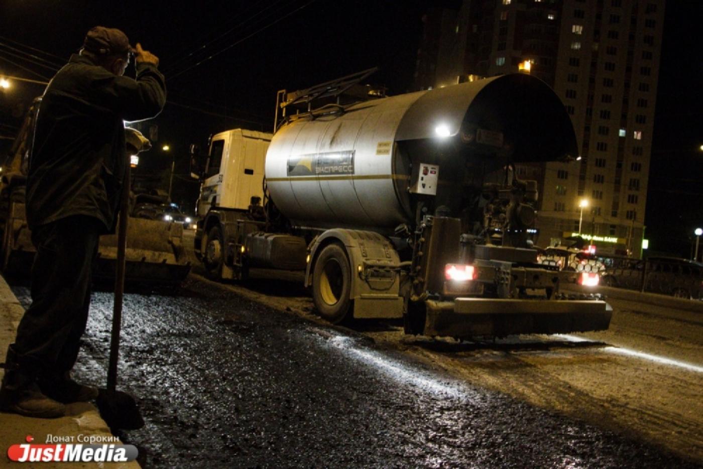 Мэрия продолжает экспериментировать с ремонтом дорог. Проспект Космонавтов закатали в инновационный асфальт, у которого есть память - Фото 1