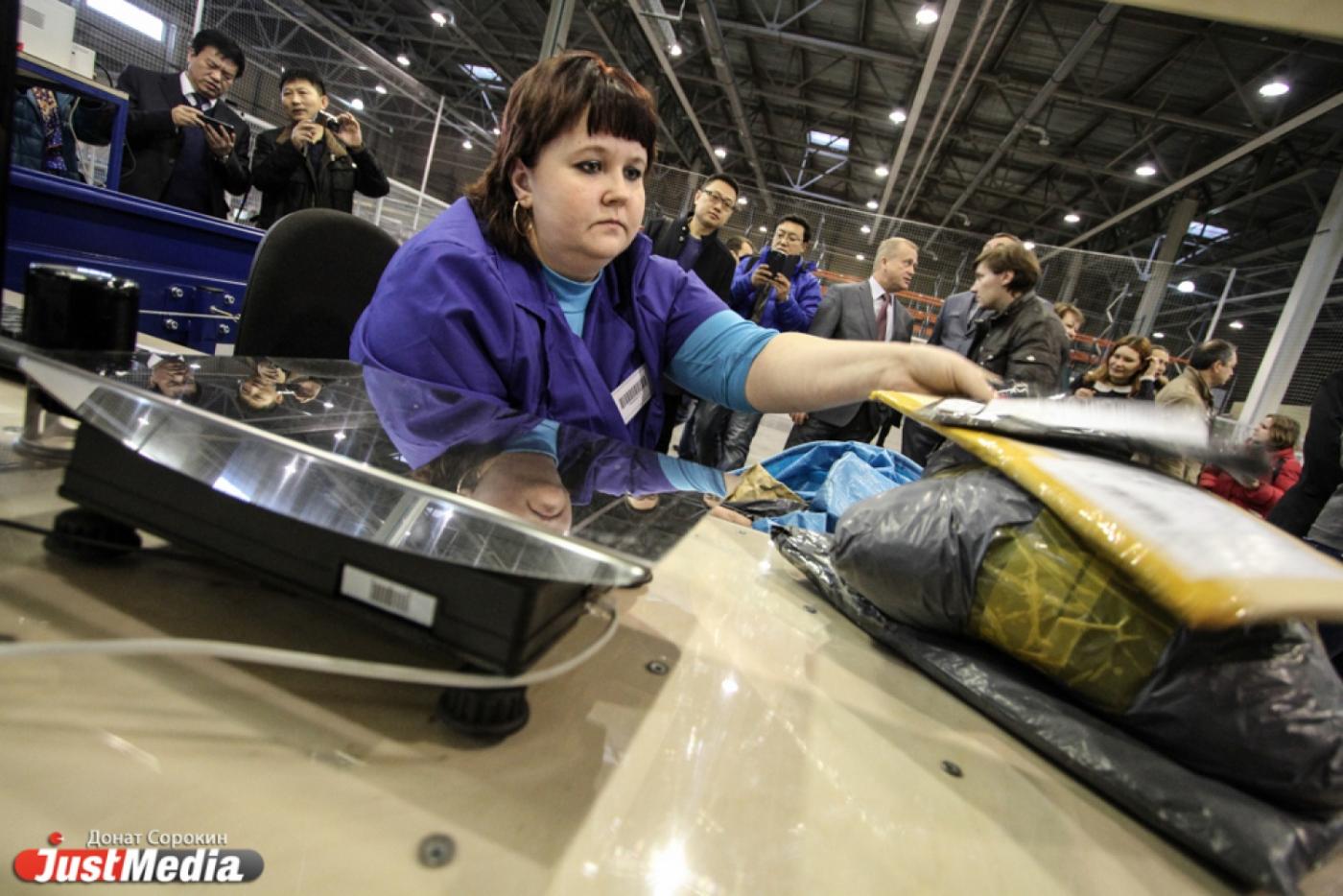 Почта России обещает доставлять почту зарубежную уральцам быстрее: в Кольцово открылось место международного почтового обмена - Фото 1